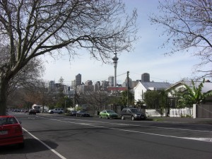 unsere Straße mit Blick auf die City