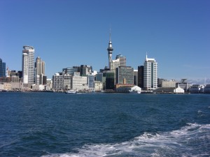 Auckland's Skyline von der Fähre aus