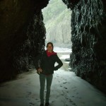 Isabel in einer Hoehle am Piha Beach
