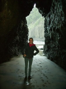 Isabel in einer Hoehle am Piha Beach