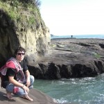 vom Wasser ausgehöhlter Fels am Muriwai Beach
