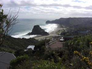 Piha Beach mit Lion Rock