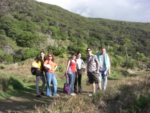Isabel, Aurelie, Guillemette, Sophie, Dean und Marc auf dem Weg zum Strand