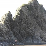 mächtiger Felsen am Strand