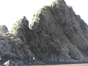 mächtiger Felsen am Strand